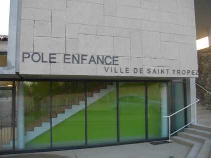 Enseigne du Pôle Enfance de Saint-Tropez